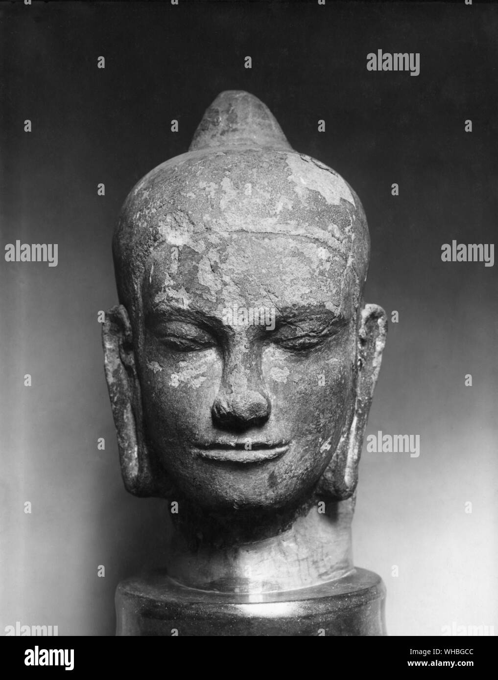 Testa di Buddha una figura dal sorriso Khmer di Angkor di gruppo Foto Stock