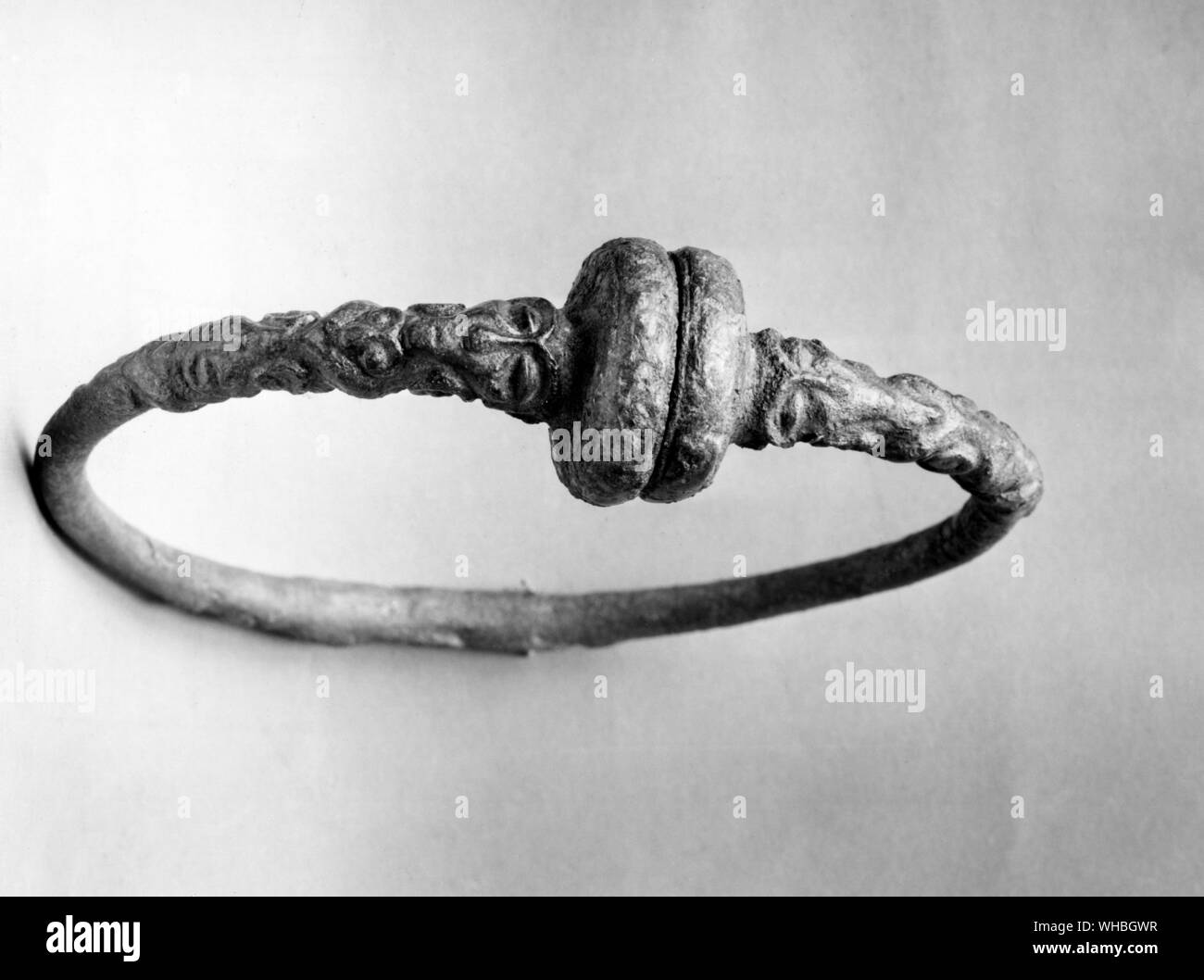 Collare di bronzo con decorazione a rilievo compresi i volti umani da Courtisols Marne. La Tene style circa 250-100 A.C. Foto Stock