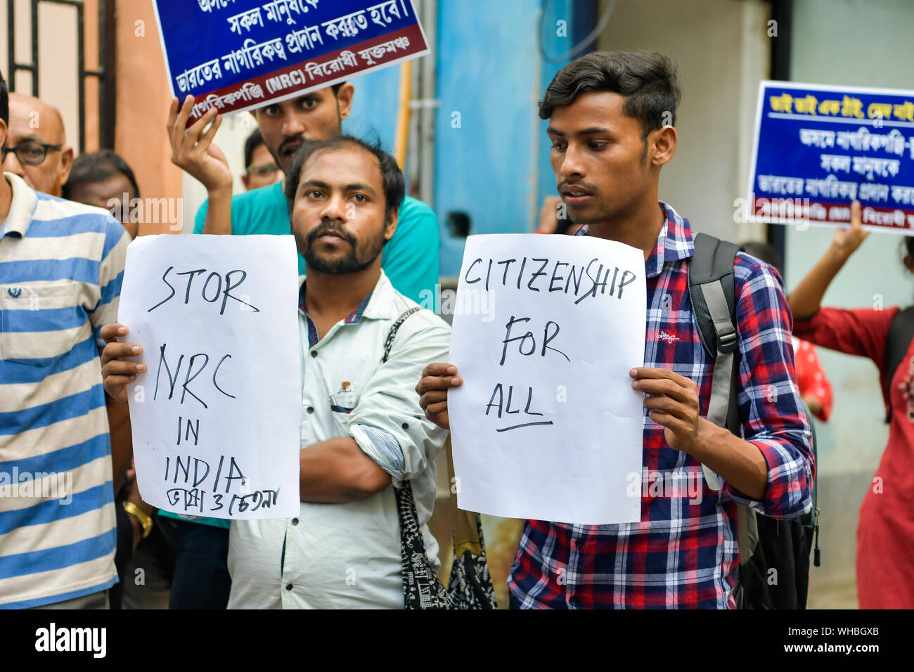 Manifestanti tenere cartelloni durante una dimostrazione contro il registro nazionale dei cittadini (NRC) in Kolkata.Il Registro Nazionale dei cittadini (NRC), è l'elenco dei cittadini indiani in Assam che è in fase di aggiornamento per estirpare l'immigrazione illegale dal Bangladesh e nelle regioni limitrofe. Foto Stock
