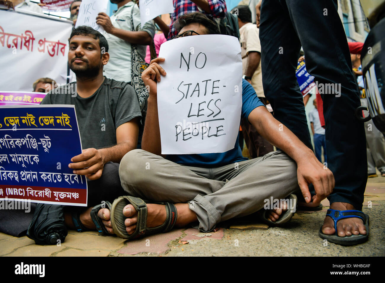 Un manifestante detiene una targhetta che dice no le persone apolidi durante una manifestazione di protesta contro il registro nazionale dei cittadini (NRC) in Kolkata.Il Registro Nazionale dei cittadini (NRC), è l'elenco dei cittadini indiani in Assam che è in fase di aggiornamento per estirpare l'immigrazione illegale dal Bangladesh e nelle regioni limitrofe. Foto Stock