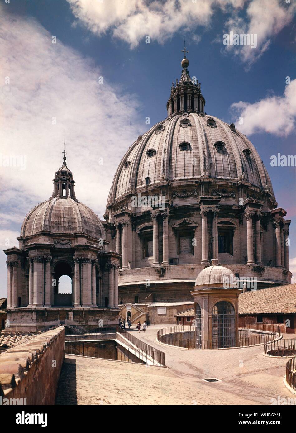 La cupola e cupola dal tetto di giorno in San Pietro a Roma. Foto Stock