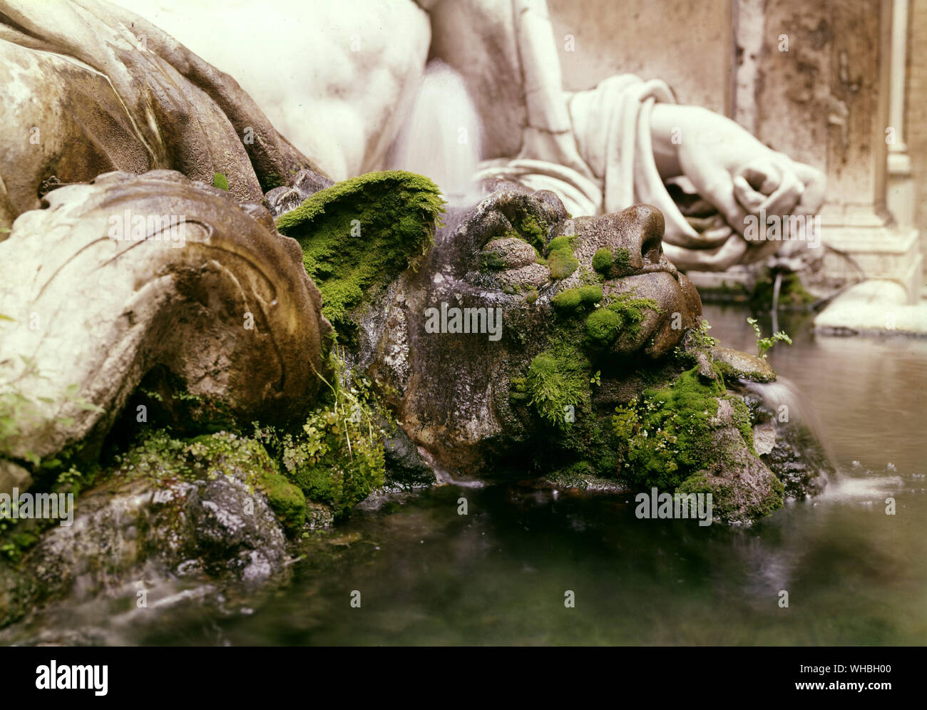 Dettaglio mano di Marforio e il viso coperto di scultura con moss , nel cortile del Museo Capitolino , Roma , Italia . . Foto Stock