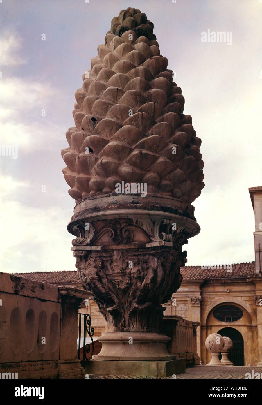 La Pigna , Cortile della Pigna , il Museo del Vaticano , Roma , Italia . Foto Stock