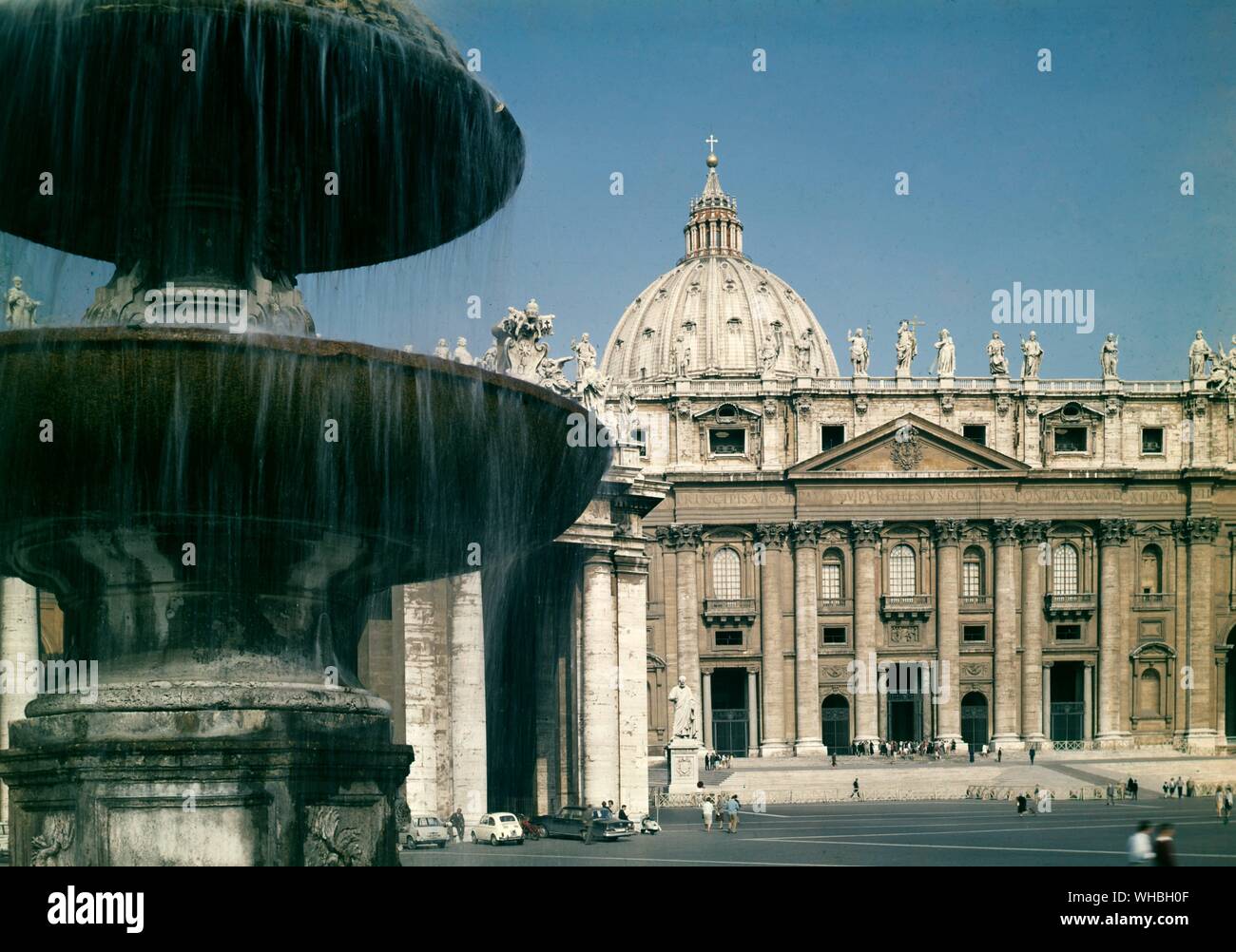 La fontana del Sud e la facciata di San Pietro a Roma. Foto Stock
