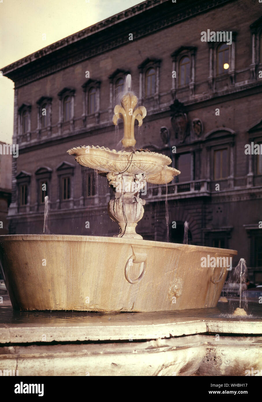 Uno dei Romani vasche da bagno in Piazza Farnese , Roma , Italy Foto Stock
