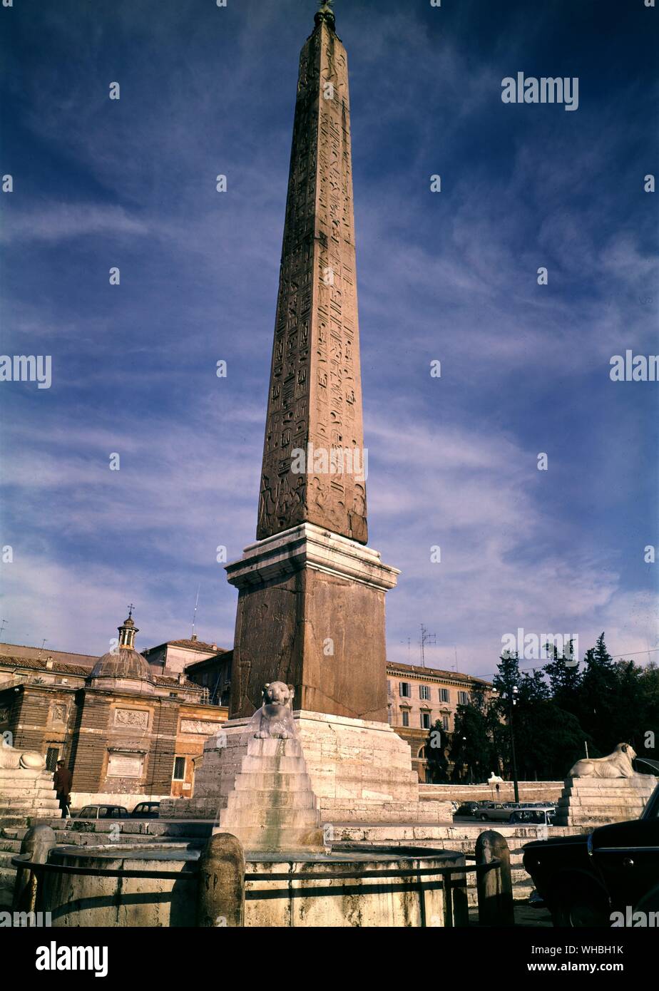 Piazza del Popolo , Roma , Italia . Un obelisco egiziano di Ramesse II da Heliopolis sorge al centro della piazza Foto Stock