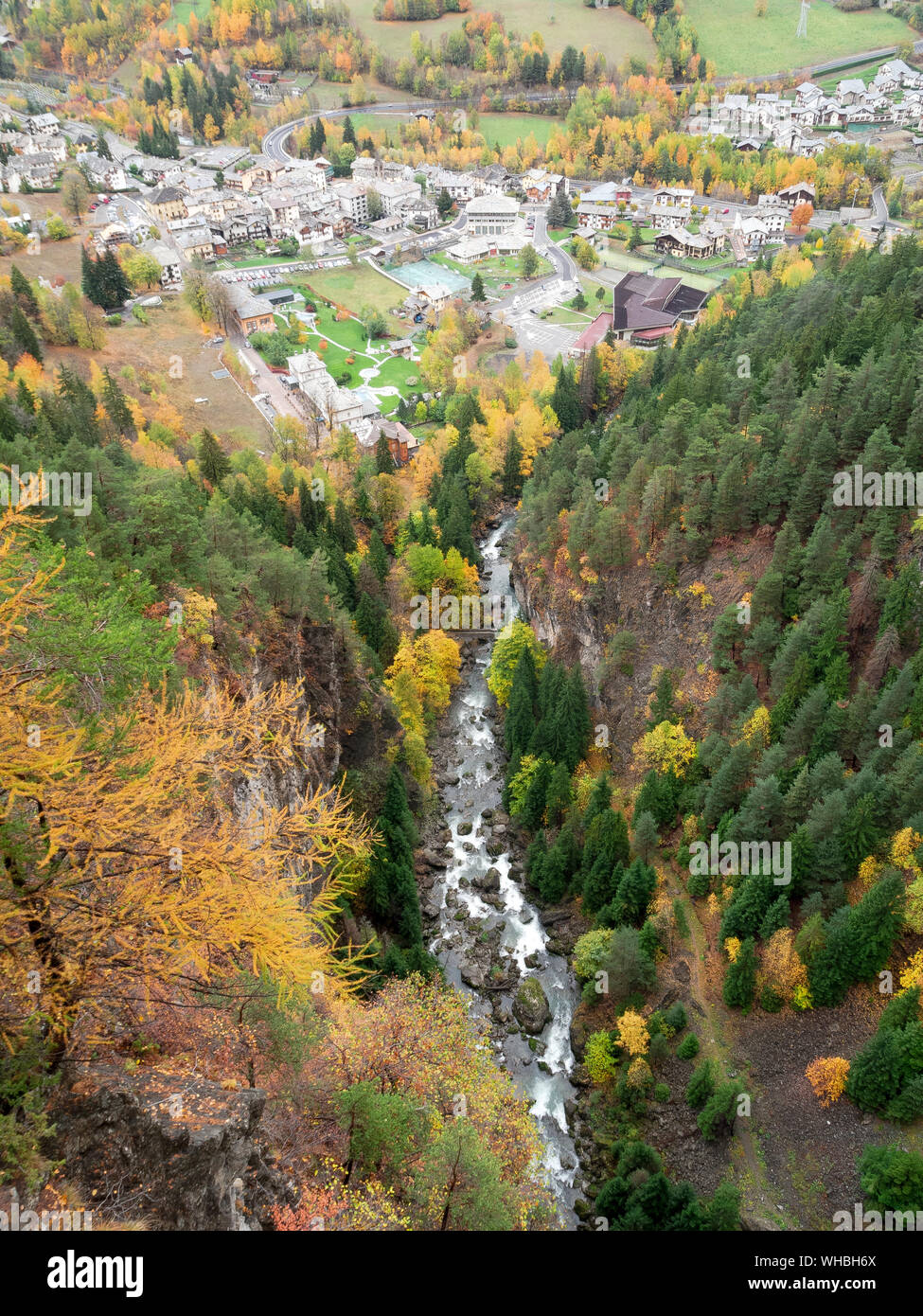 Pré-Saint-Didier: in un ambiente naturale con sorgenti di acque termali, cascate, torrenti e verdi pendii. Foto Stock