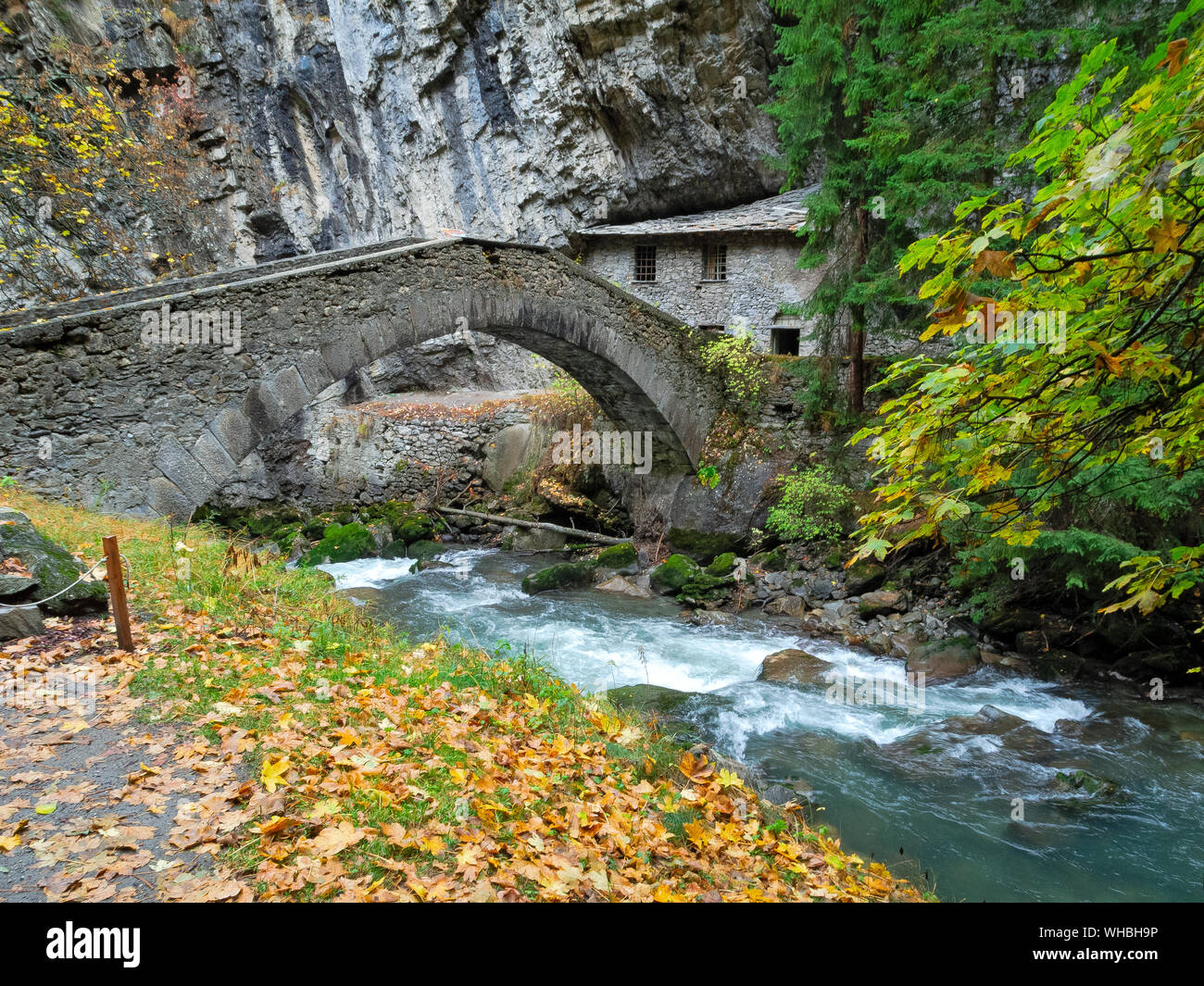 Pré-Saint-Didier: in un ambiente naturale con sorgenti di acque termali, cascate, torrenti e verdi pendii. Foto Stock