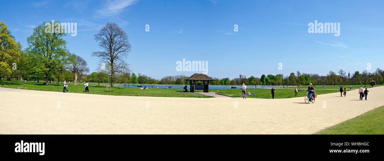Panoramica soleggiata vista sul laghetto di Kensington Garden, Londra Foto Stock