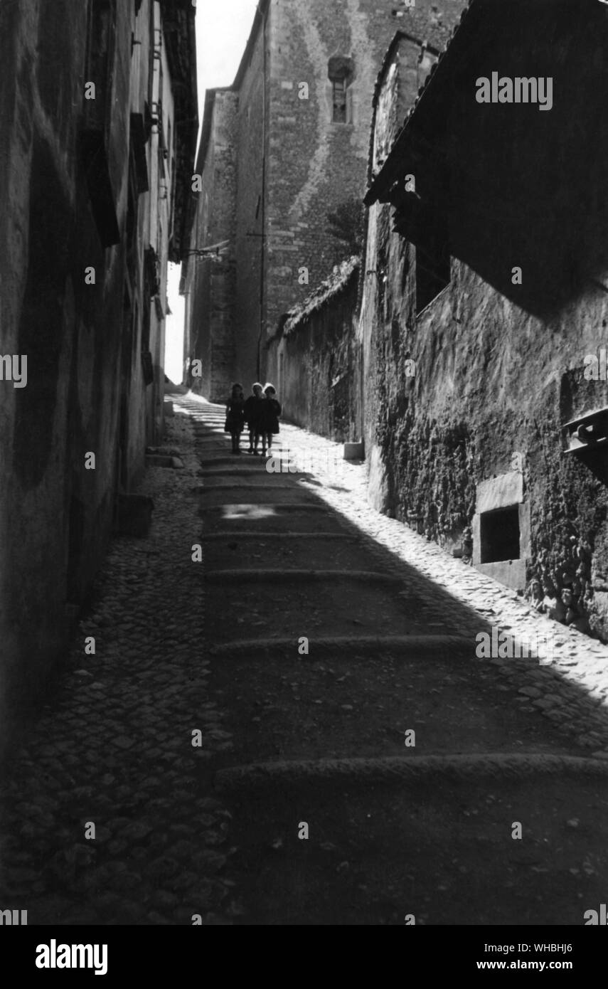 Lunga strada per Roma. . L'aquila. . Monumenti Medievali Street Strada Medioevale . . Foto Stock