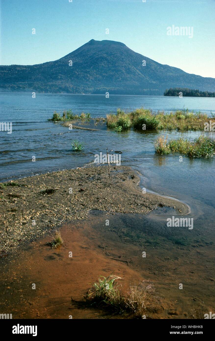 Lago Akan nella parte orientale di Hokkaido è un lago artificiale formato da attività vulcanica in una caldera depressione che risale al Pleistocene medio , Giappone Foto Stock