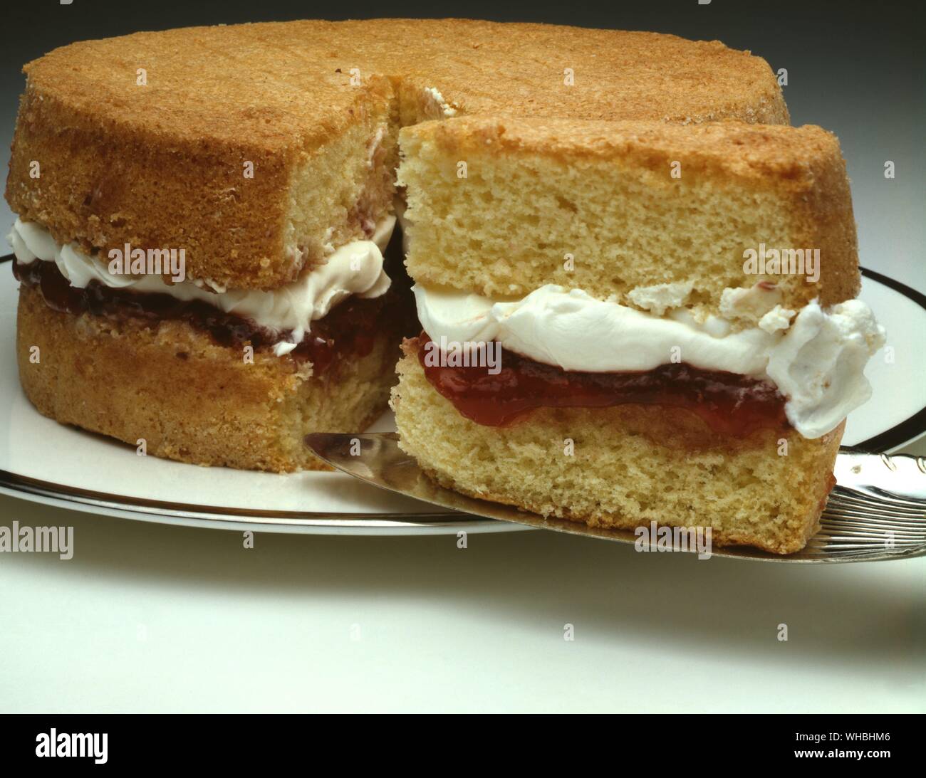 Victoria Sponge : tradizionalmente consiste di marmellata e panna montata a sandwich tra due torte a base di pan di spagna Foto Stock