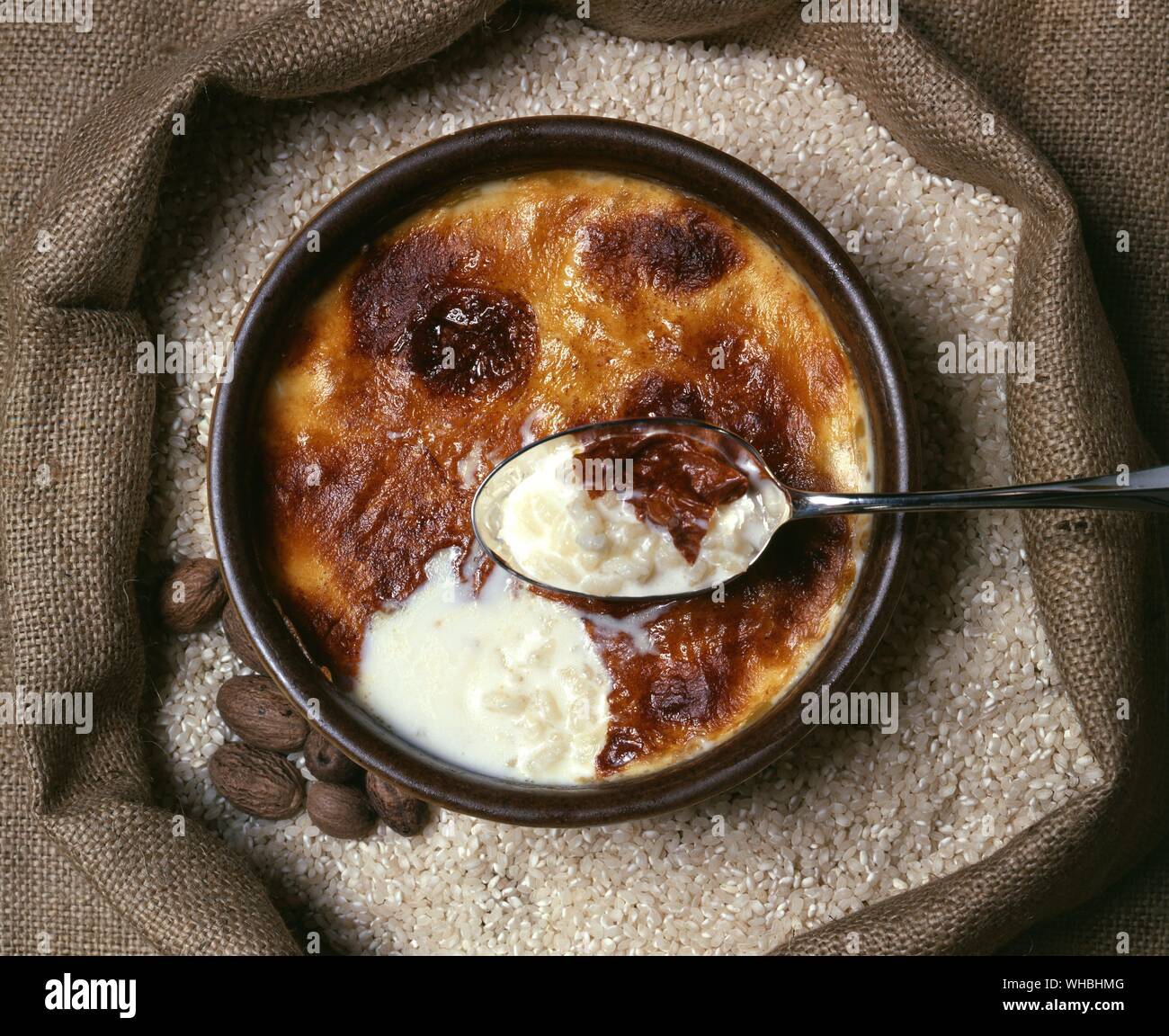 Budino di riso : dolce apprezzato da persone di diverse culture in tutto il mondo, fatta combinando il riso con un dolcificante e altri ingredienti Foto Stock