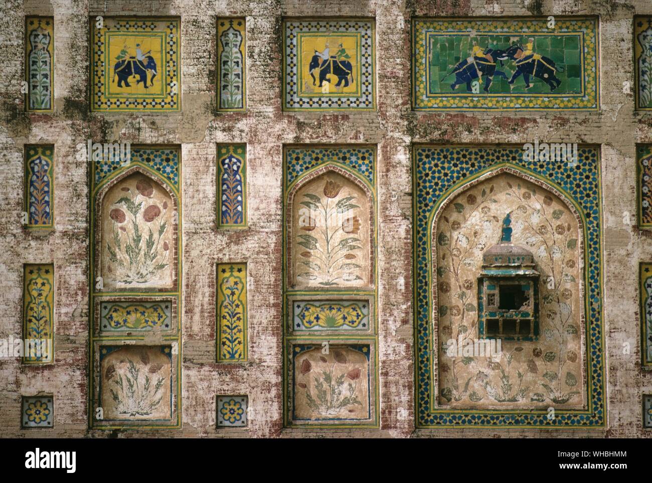 Piastrella di lavoro dalla metà del XVII secolo del Fort o Cittadella a Lahore in Pakistan Foto Stock