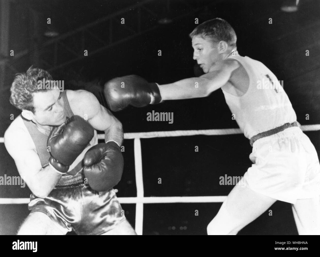 Aus., Melbourne, Olimpiadi, 1956: Terry Spinks, 18 anni londinese, conduce con una sinistra a Mircea Dobrescu della Romania durante il loro peso mosca finale. Spinks ha vinto la medaglia d'oro. Foto Stock