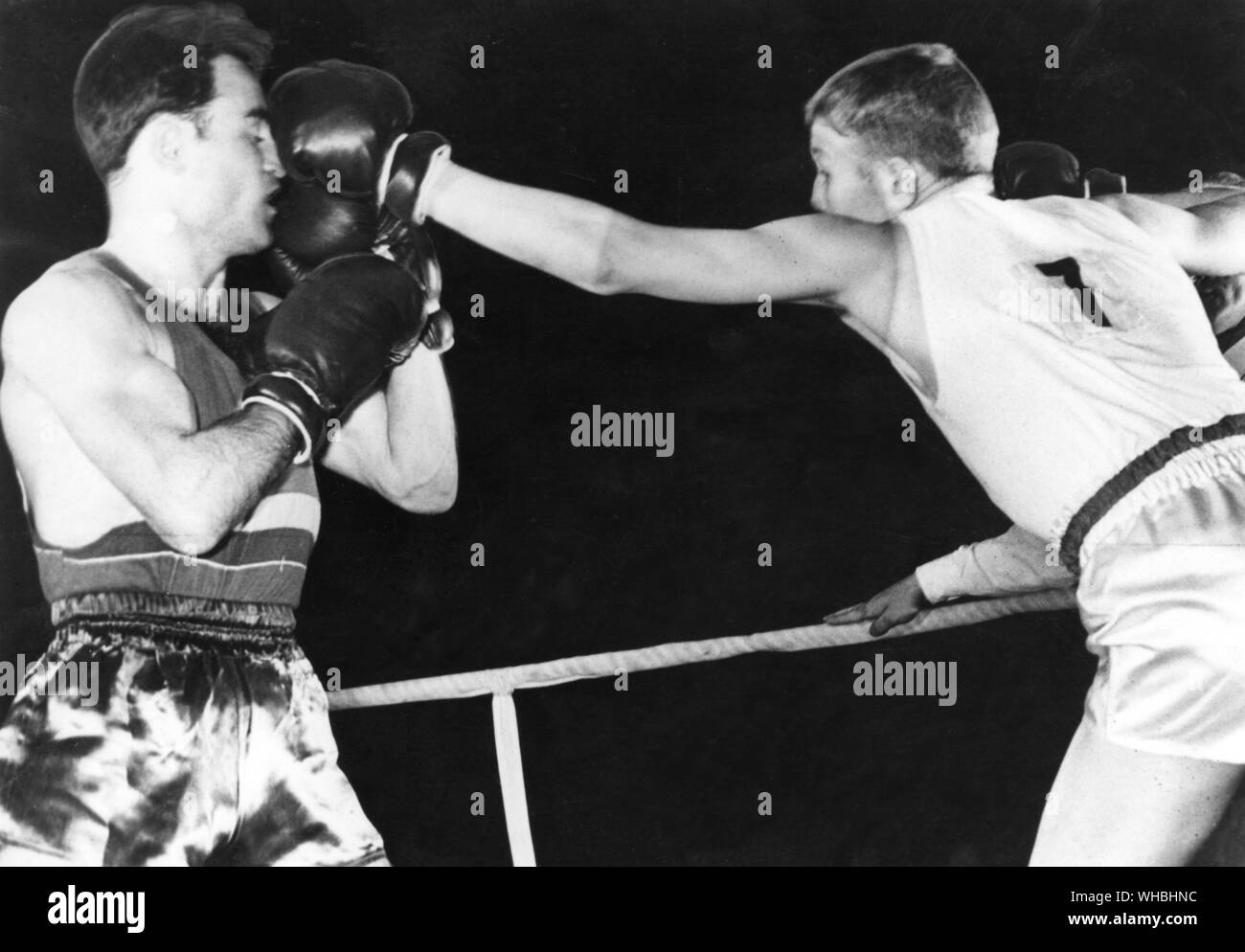 Aus., Melbourne, Olimpiadi, 1956: Terry Spinks di Gran Bretagna (destra) versus Marceau Dubreseu (Romania) durante la centrifuga finale. Foto Stock