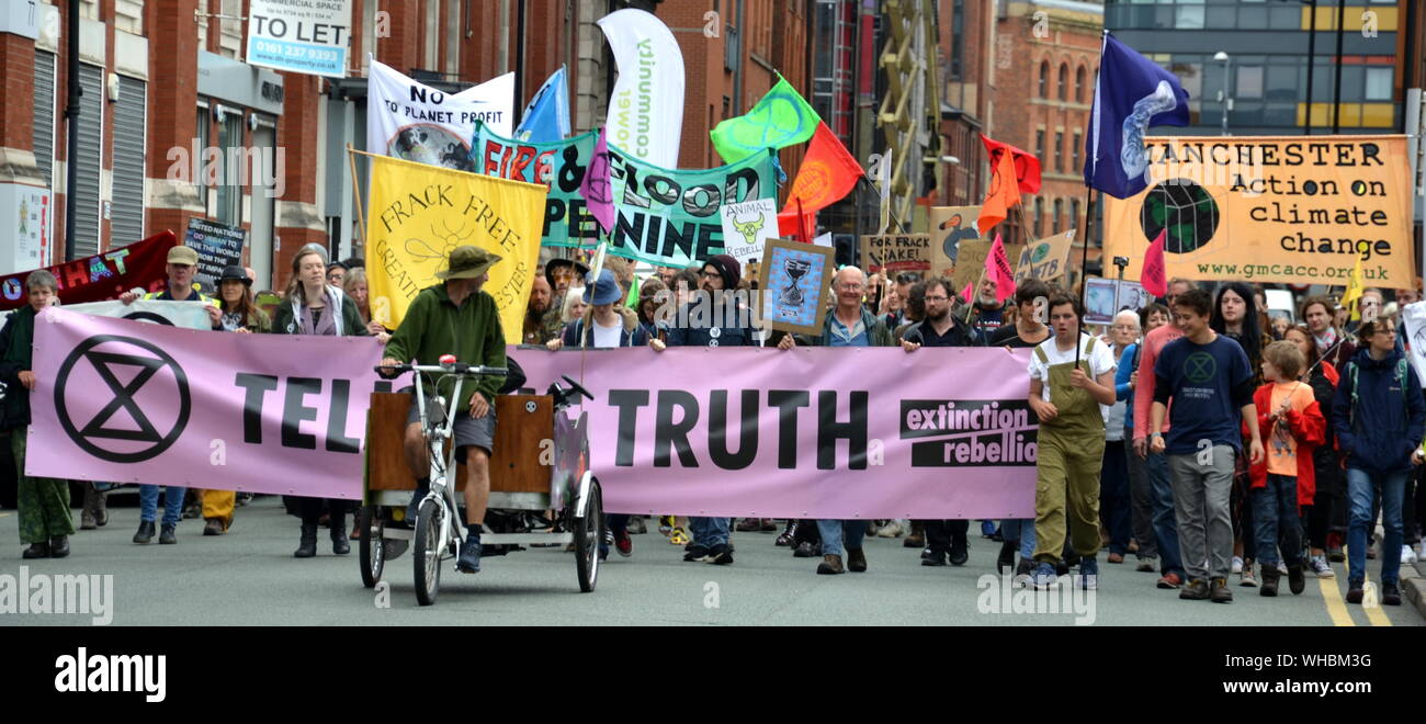 Ribellione settentrionale manifestanti, parte del movimento globale estinzione della ribellione, marciò attraverso Manchester, UK, e ha tenuto una serie di die-ins per sollecitare l azione sul cambiamento climatico il 2 settembre, 2019. Protesta i siti inclusi Barclays Bank, Primark store e la banca HSBC. Questo è stato il quarto giorno di una protesta che ha bloccato Deansgate, una strada principale nel centro di Manchester. Foto Stock