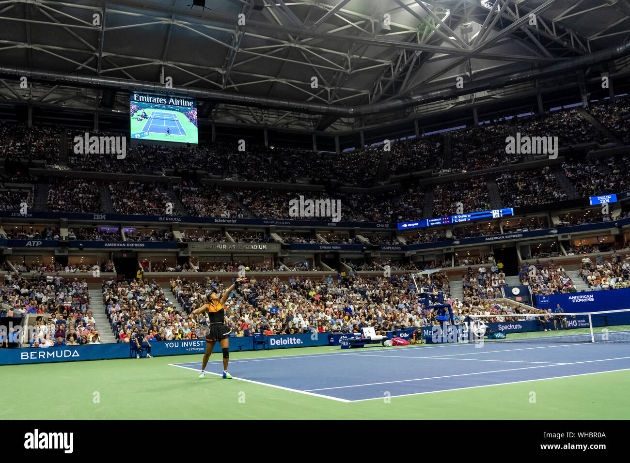 Naomi di Osaka in Giappone sconfigge Coco Gauff degli Stati Uniti nell'Arthur Ashe Stadium nel terzo round del 2019 US Open Tennis Foto Stock