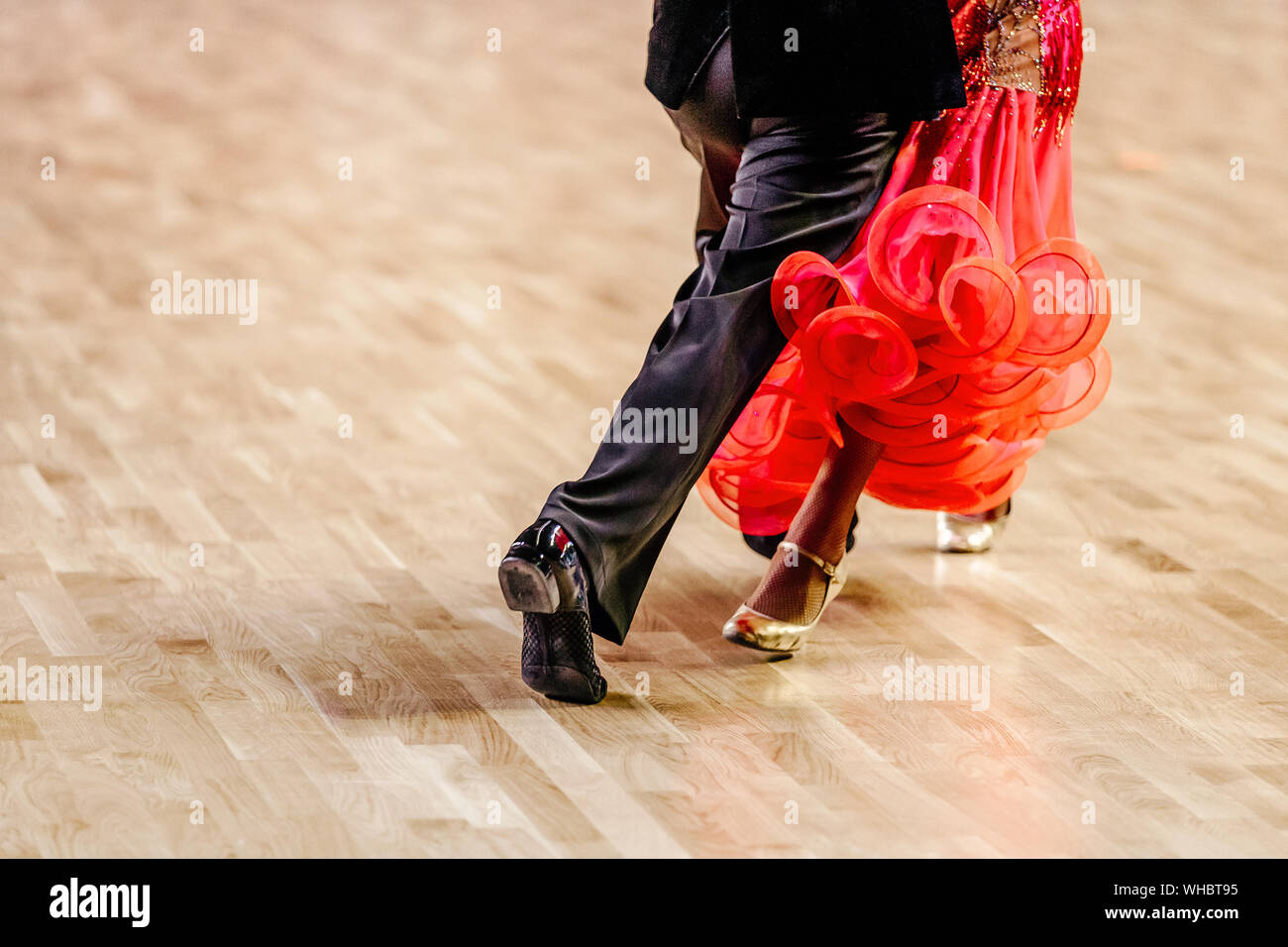 Gambe l uomo e la donna ballerini sul pavimento in parquet di ballo Foto Stock
