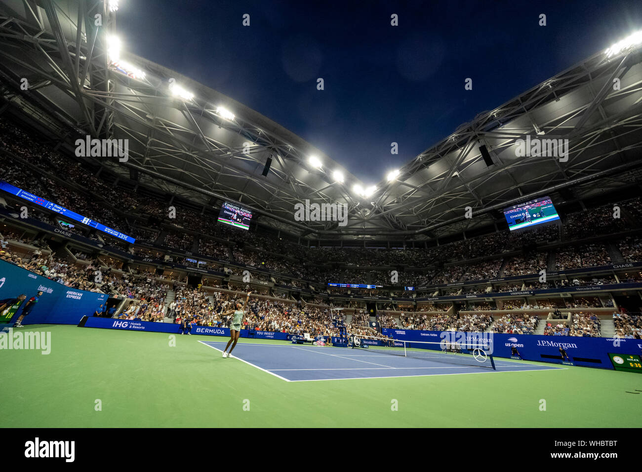 Coco Gauff degli Stati Uniti che serve a Naomi di Osaka in Giappone che sconfigge il suo in Arthur Ashe Stadium nel terzo round del 2019 US Open Tennis Foto Stock