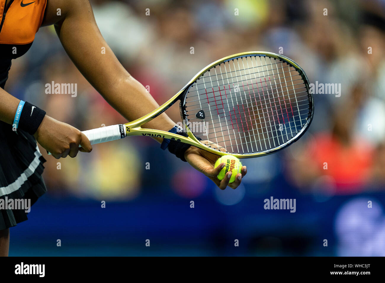 Dettaglio di Naomi di Osaka in Giappone che serve nel terzo round del 2019 US Open Tennis Foto Stock