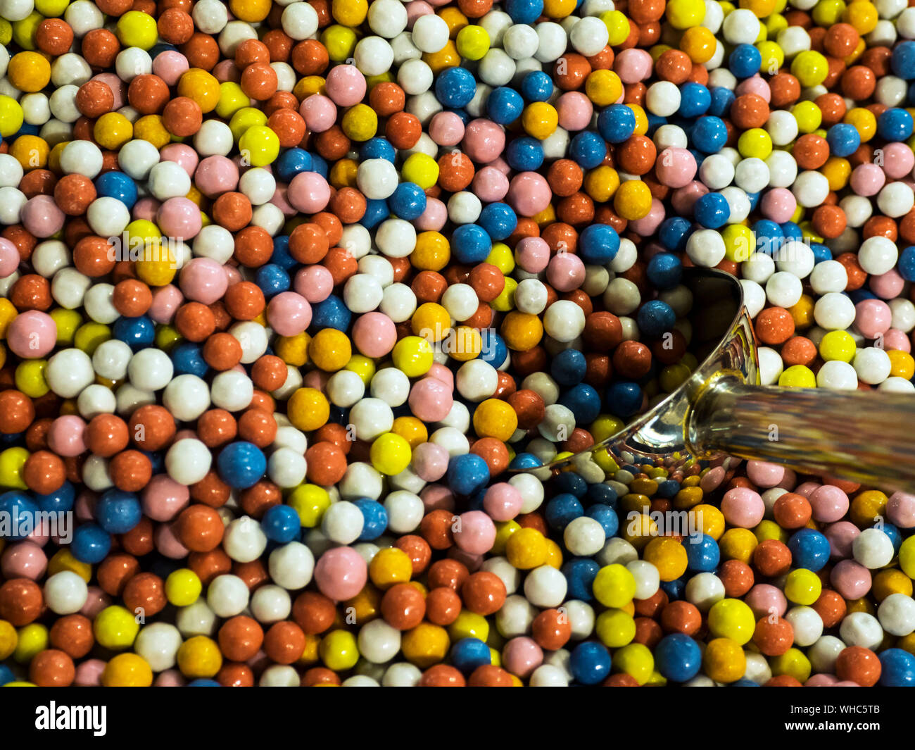 Telaio completo colpo di caramelle colorate con cucchiaino Foto Stock