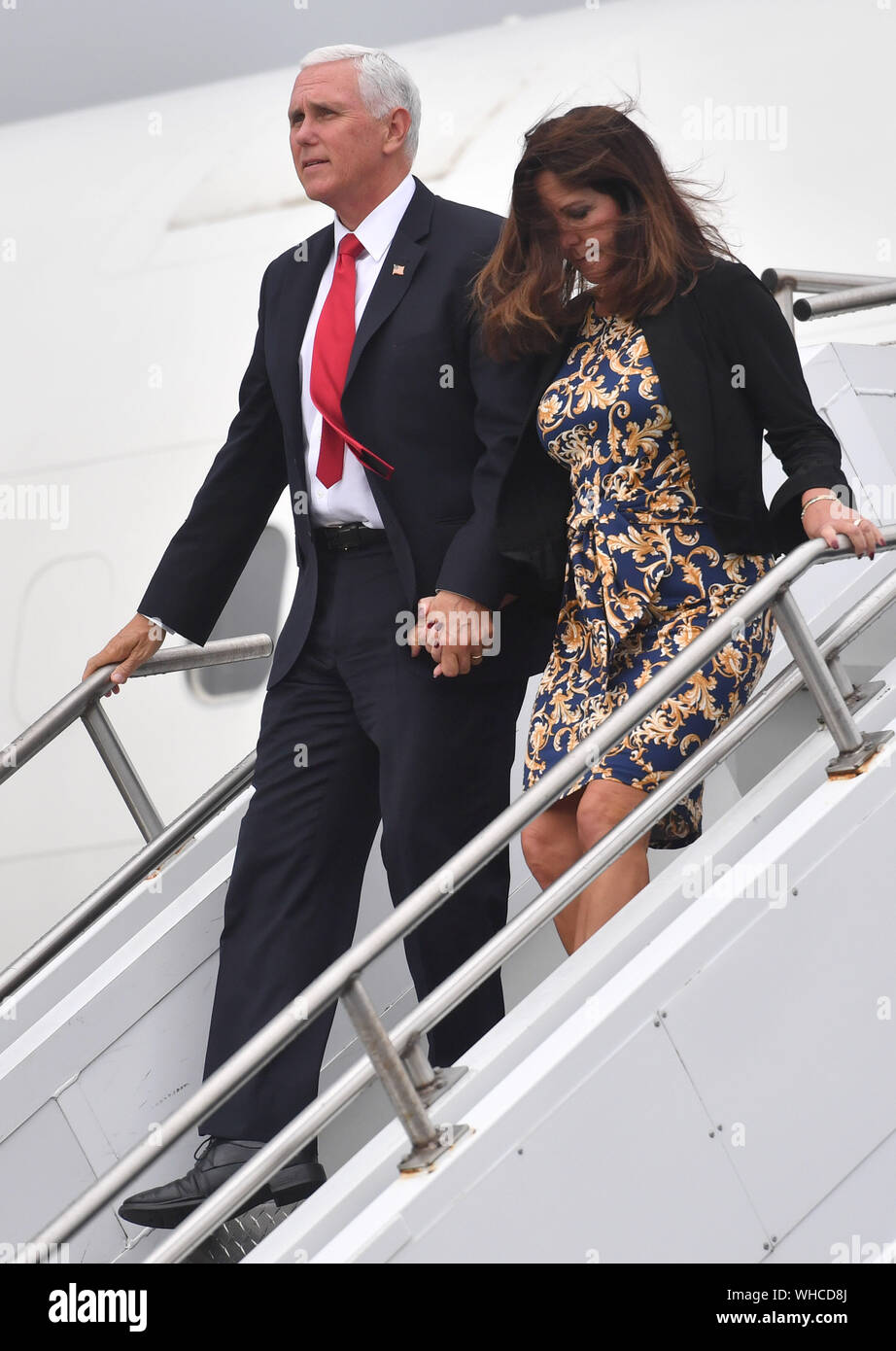 Noi Vice Presidente Mike Pence e la seconda signora Karen Pence arrivano all'aeroporto di Shannon per l'inizio di una visita ufficiale in Irlanda. Foto Stock