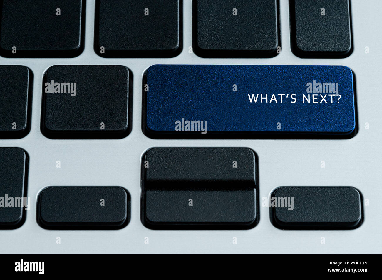 Qual è il prossimo? Sulla tastiera del notebook. Tema di business e tecnologia digital enterprise. Foto Stock