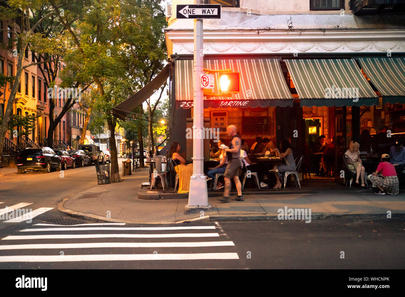 NEW YORK CITY - Agosto 24, 2019: ristorante esterno street scene dal West Village di Manhattan con persone di pranzare in un sabato sera. Foto Stock