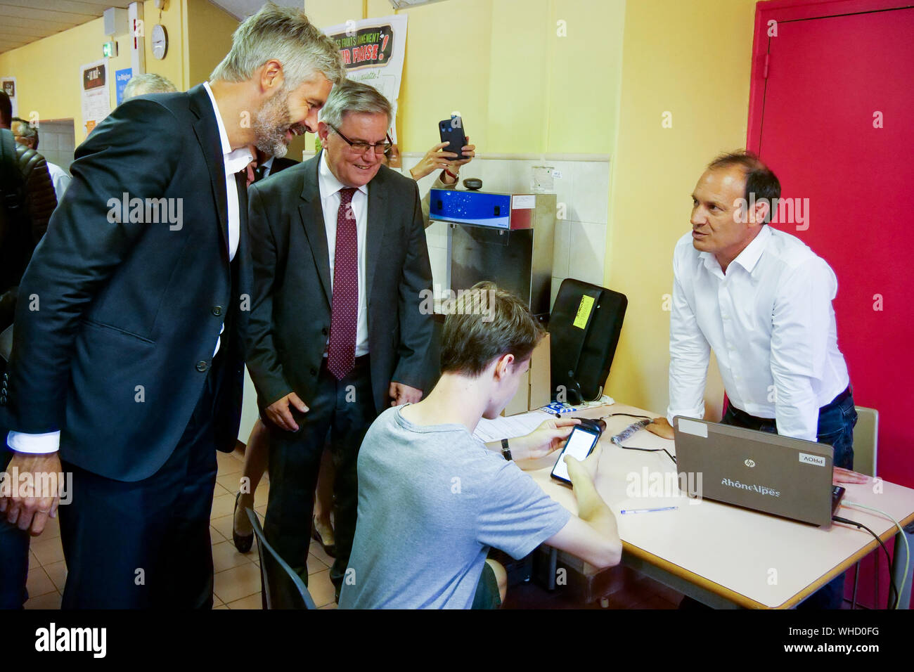 Laurent Wauquiez, Presidente della Auvergne Rhône-Alpi (aura) Consiglio Regionale , prende parte alla consegna di classbooks il primo giorno del nuovo anno scolastico, Lione, Francia Foto Stock