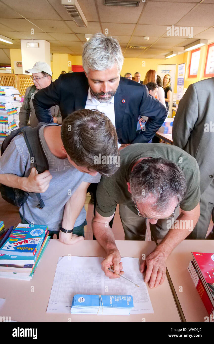 Laurent Wauquiez, Presidente della Auvergne Rhône-Alpi (aura) Consiglio Regionale , prende parte alla consegna di classbooks il primo giorno del nuovo anno scolastico, Lione, Francia Foto Stock