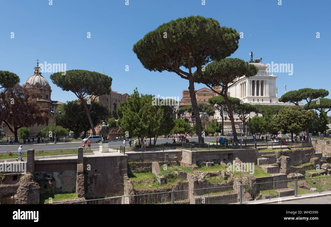 Parte centrale di Roma: Foro di Augusto, Via dei Fori Imperiali, Santi Luca e Martina, Vittoriano Foto Stock