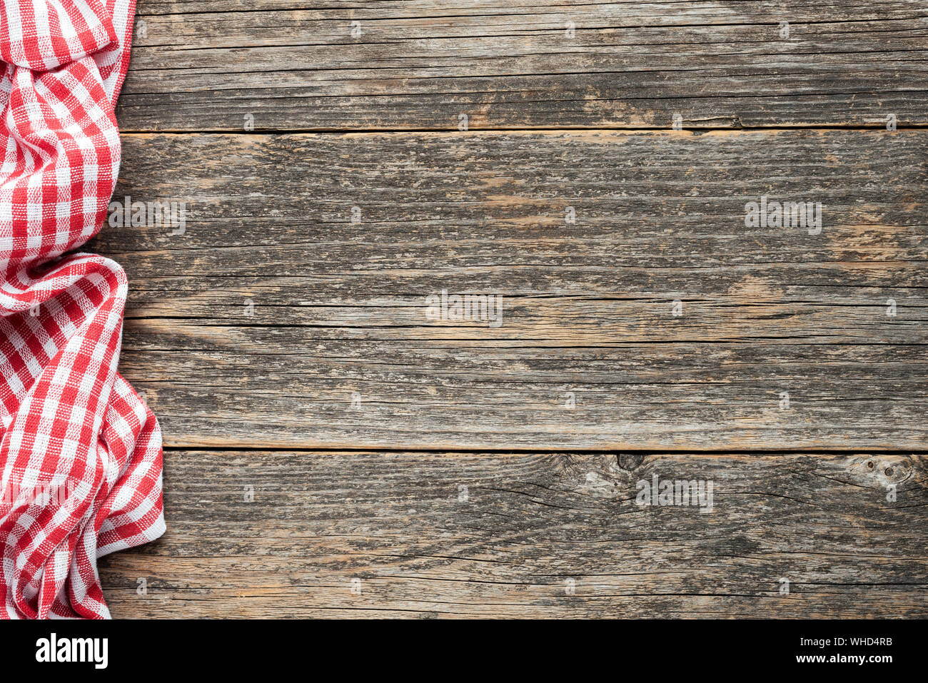 Rosso a scacchi tessile picnic su rustiche tavole di legno dello sfondo. Vista dall'alto uno spazio di copia. La cottura di cibi, Sfondo menu Foto Stock