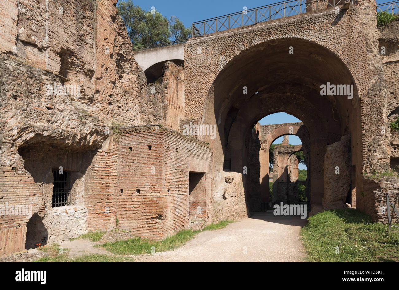 Antica strada romana attraverso un palazzo (Domus Seceriana) sul colle Palatino (Roma, Italia) Foto Stock