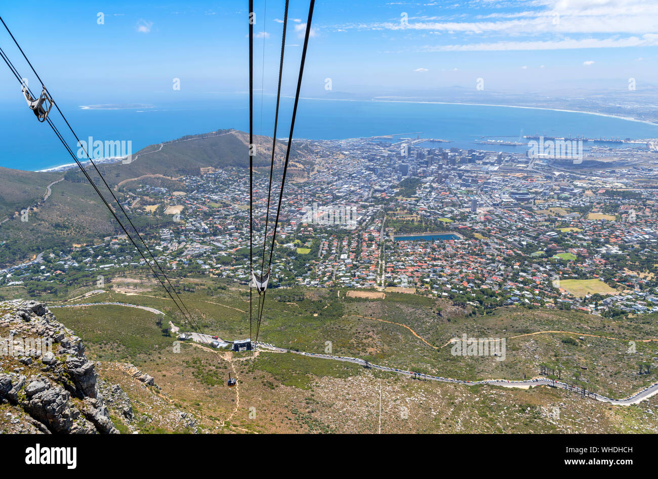 Vista dalla funivia sulla Table Mountain Funivia guardando sopra la città e Signal Hill, Cape Town, Western Cape, Sud Africa Foto Stock