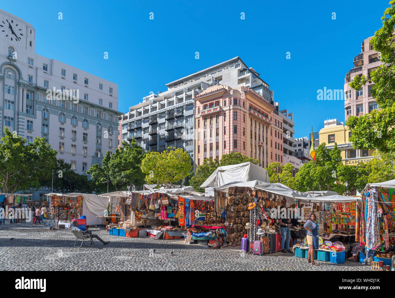 Le bancarelle del mercato nella storica Piazza Greenmarket, Cape Town, Western Cape, Sud Africa Foto Stock