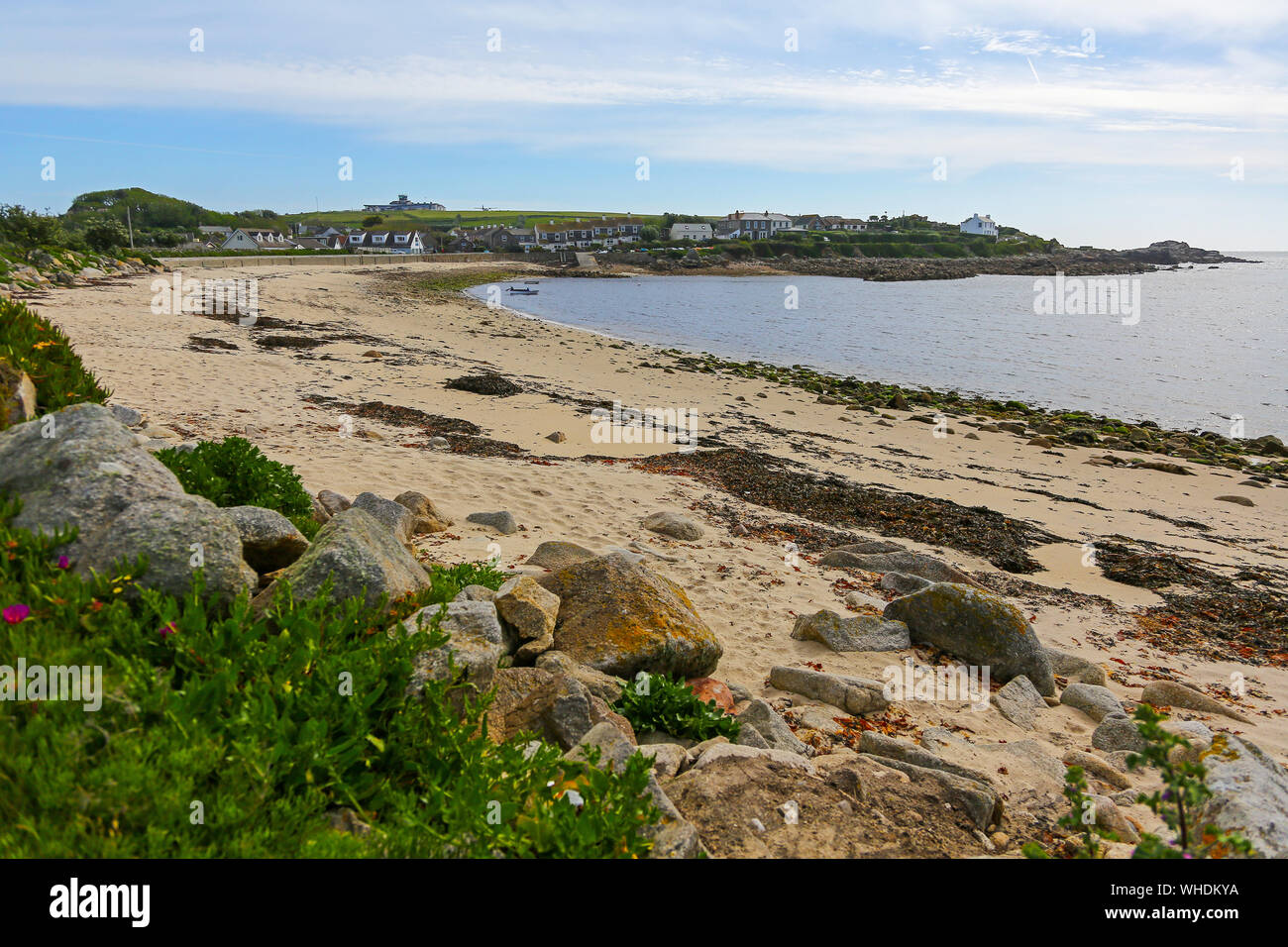 Guardando verso la Città Vecchia e la St Mary's aeroporto da Old Town Bay, St. Mary's Island nelle isole Scilly, Cornwall, Regno Unito Foto Stock