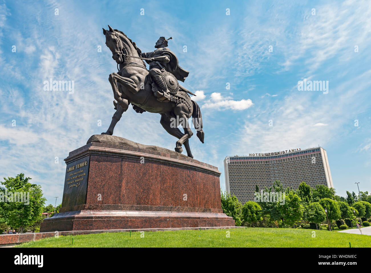 Amir Temur statua e Hotel Uzbekistan edificio, Tashkent Foto Stock