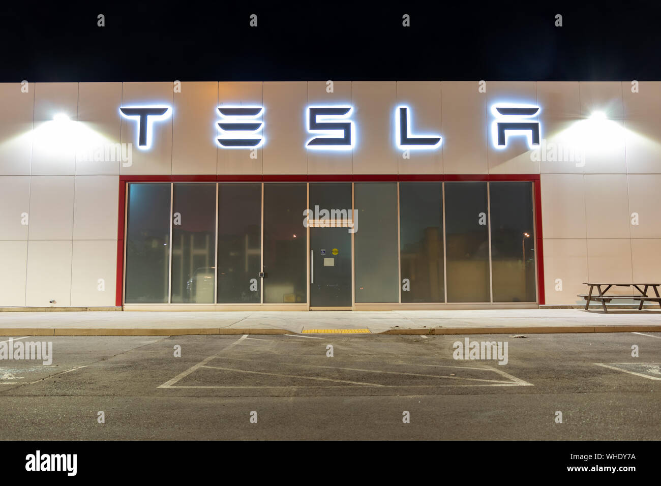 Logo Tesla sul retro di un concessionario Tesla a Oakville, Ontario, illuminato di notte. Foto Stock