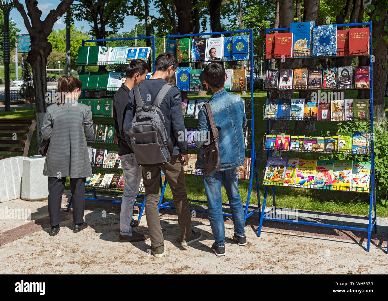 Gli studenti di strada del mercato del libro a Tashkent, Uzbekistan Foto Stock