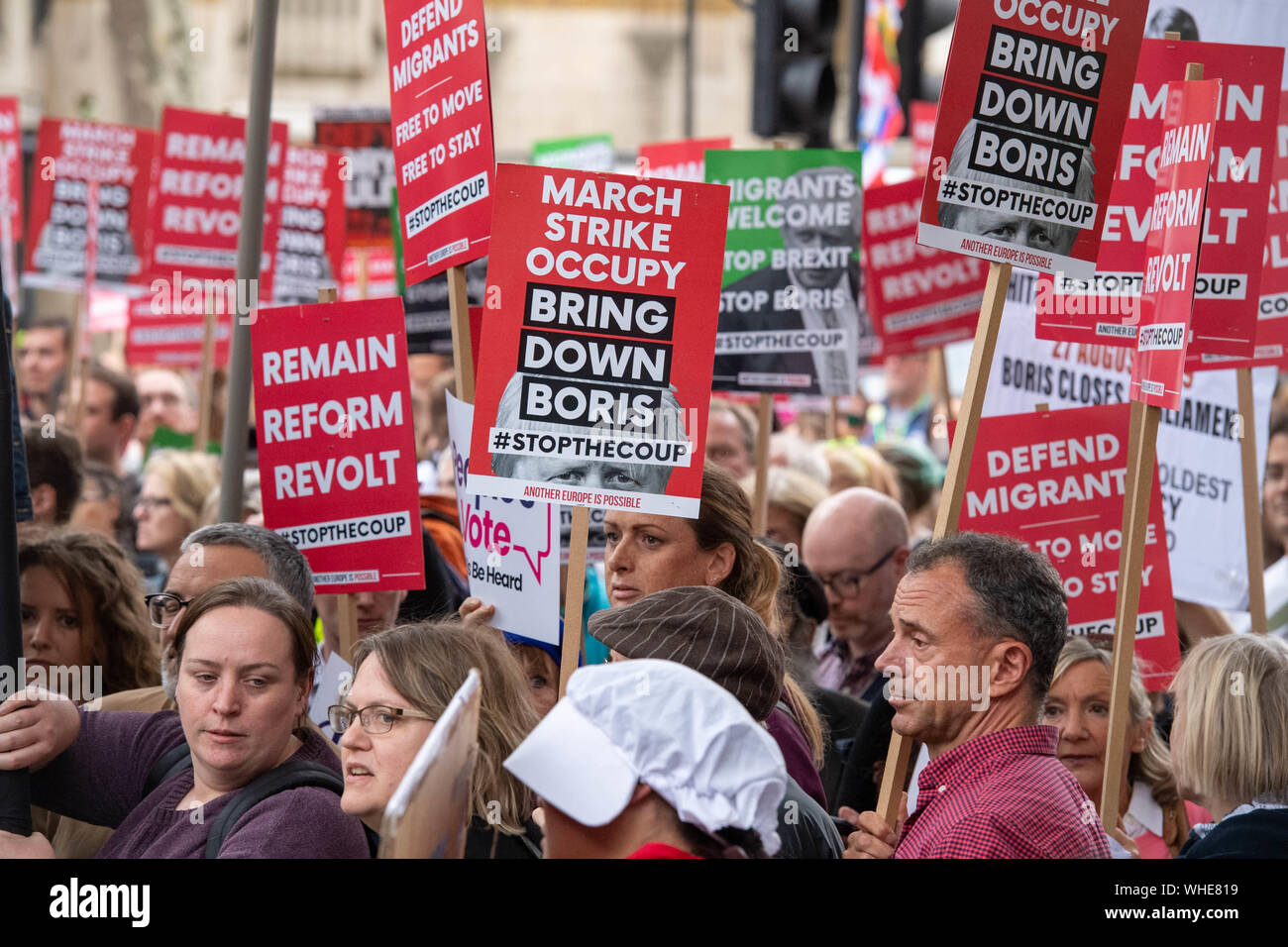 Londra 2 settembre 2019 manifestanti al di fuori di Downing Street nel corso di Boris Johnson's annuncio su Brexit. Credito DavidsonAlamy Ian Live News Foto Stock