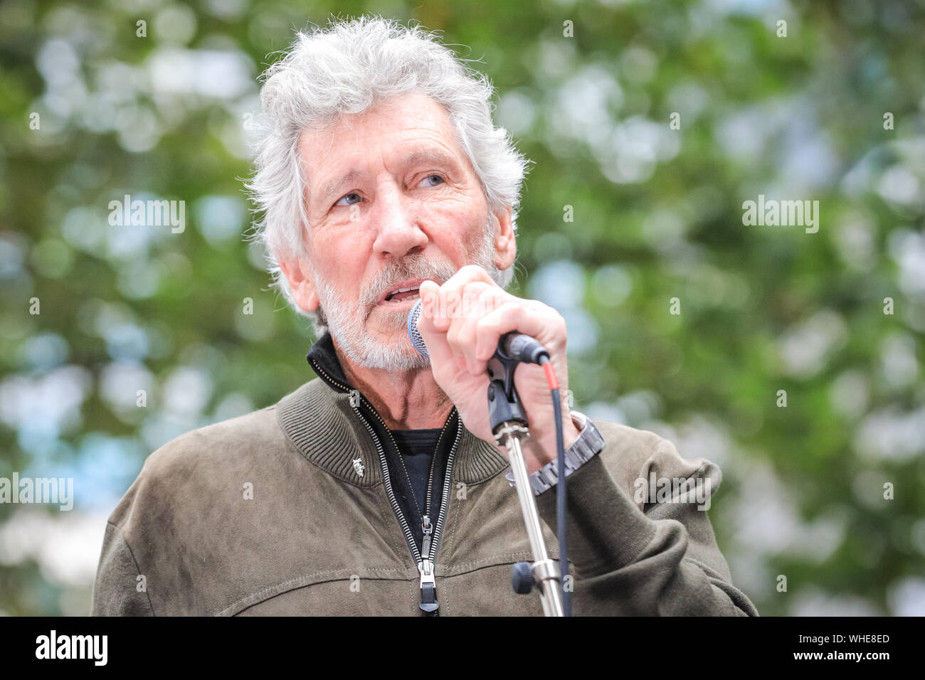 Londra, 2 settembre 2019. Roger Waters, frontman dei Pink Floyd parla, quindi esegue il suo hit 'desiderate sono state qui" al di fuori del Regno Unito Home Office, durante una manifestazione in onore di WikiLeaks co-fondatore Julian Assange. Credito: Imageplotter/Alamy Live News Foto Stock