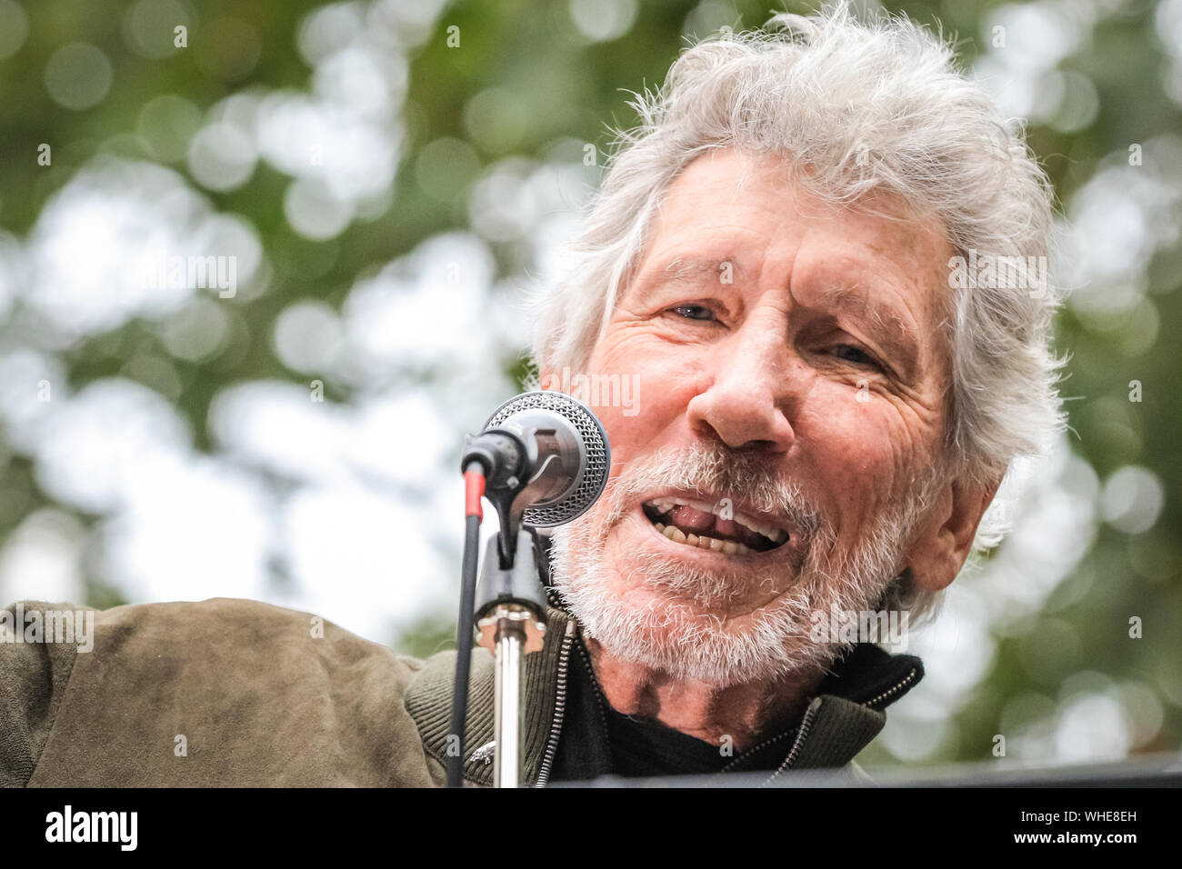 Londra, 2 settembre 2019. Roger Waters, frontman dei Pink Floyd parla, quindi esegue il suo hit 'desiderate sono state qui" al di fuori del Regno Unito Home Office, durante una manifestazione in onore di WikiLeaks co-fondatore Julian Assange. Credito: Imageplotter/Alamy Live News Foto Stock