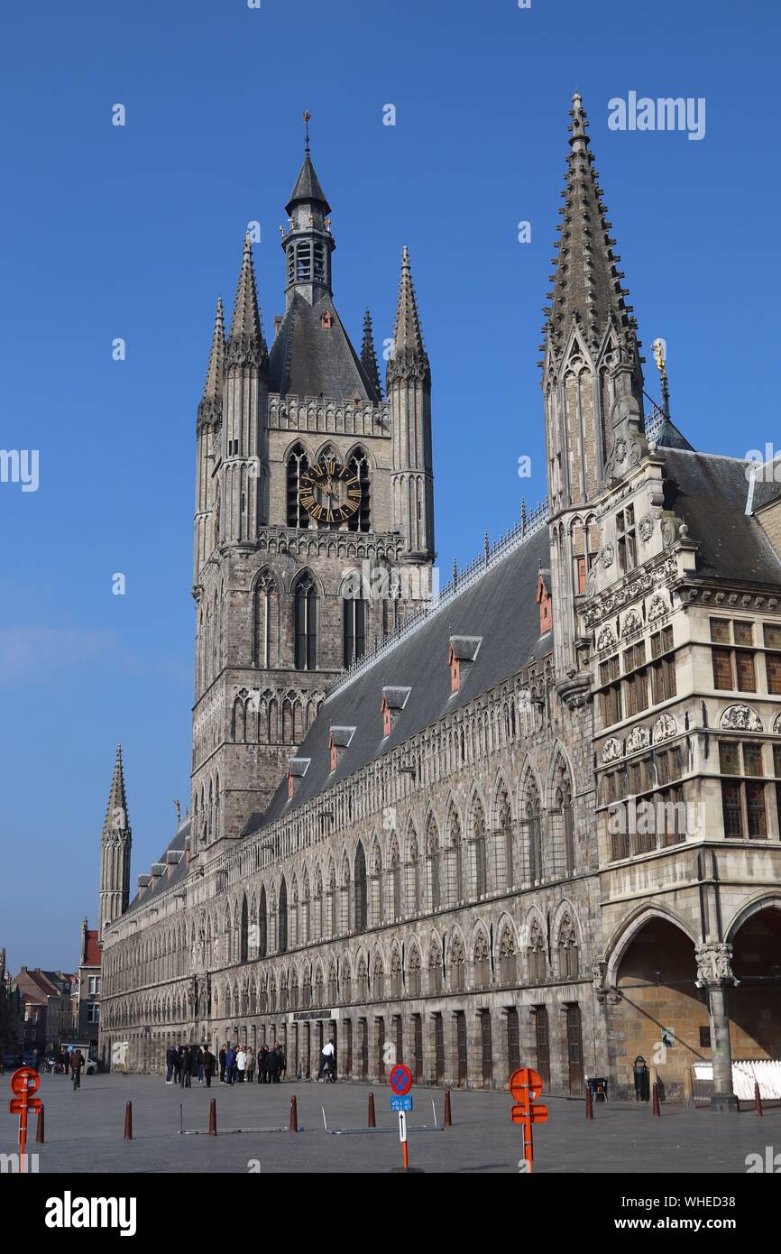 Ypres / Ieper Cloth Hall (Lakenhalle) nella piazza del mercato, Fiandre Foto Stock