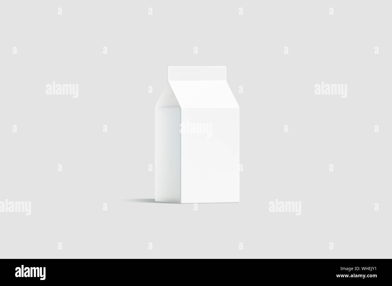 Mockup del piccolo pacco di latte bianco vuoto, vista frontale a metà Foto Stock