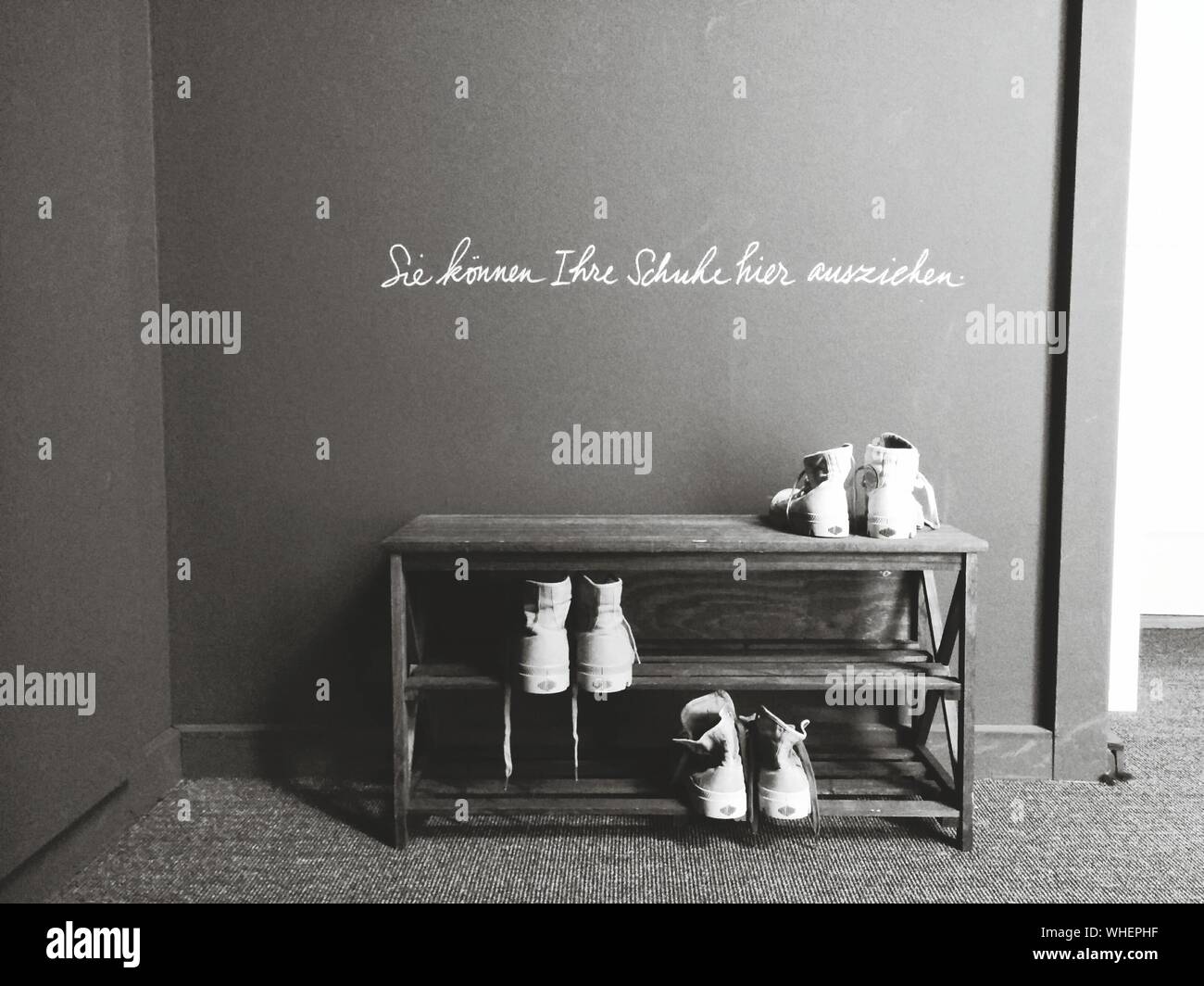 Stand Alone ripiano scarpe con 'qui potete lasciare i vostri pattini' scritto sopra Foto Stock