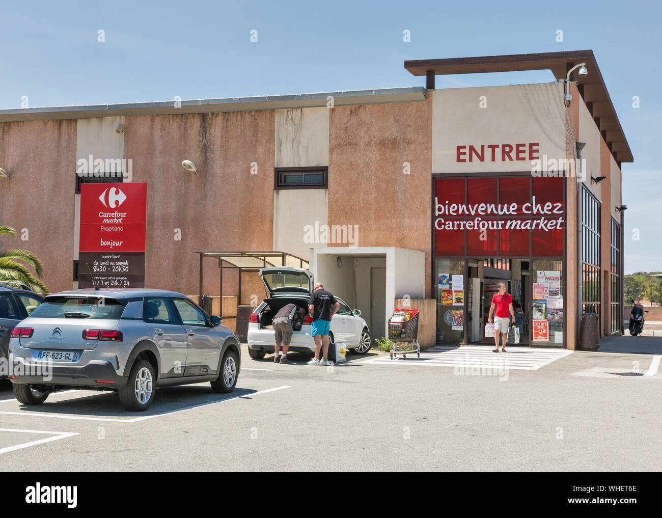 PROPRIANO, Francia - Luglio 17, 2019: la gente visita il supermercato Carrefour. La Corsica è un'isola nel Mar Mediterraneo e una delle 18 regioni della Francia. Foto Stock