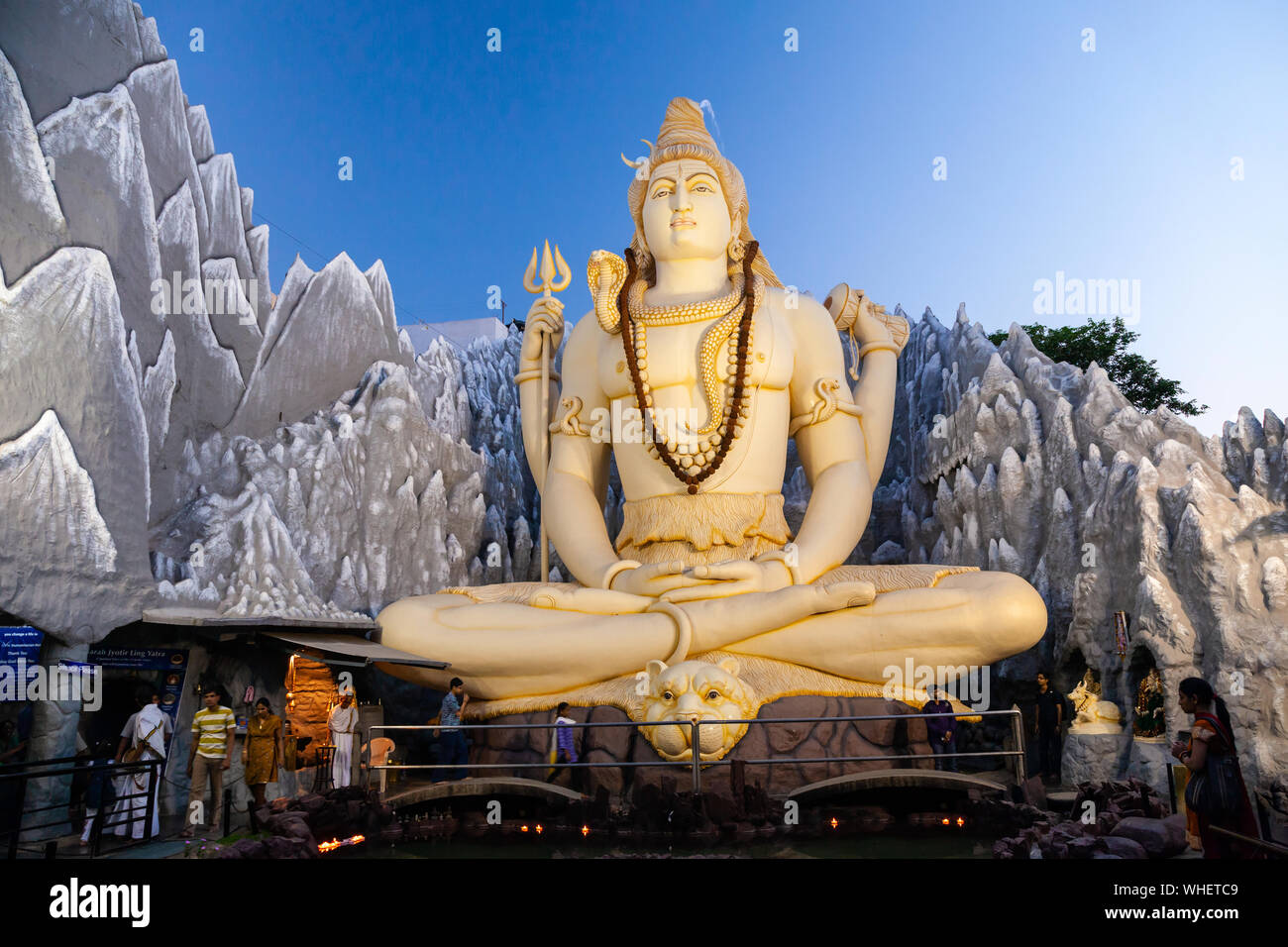 Signore Shiva statua al Shivoham Shiva tempio, situato nella città di Bangalore in Karnataka, India Foto Stock