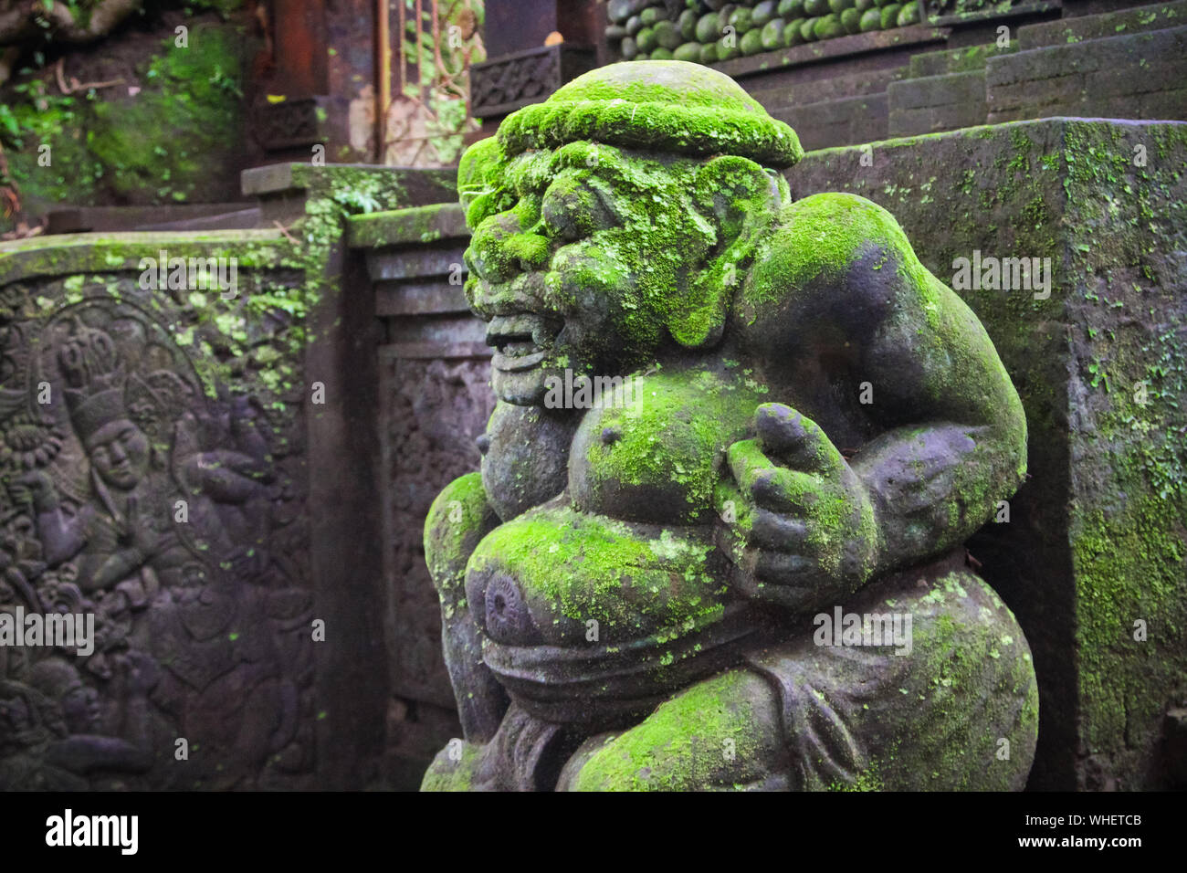 Monkey Forest è il santuario di stile Balinese lunga coda di scimmia nella città di Ubud, isola di Bali in Indonesia Foto Stock