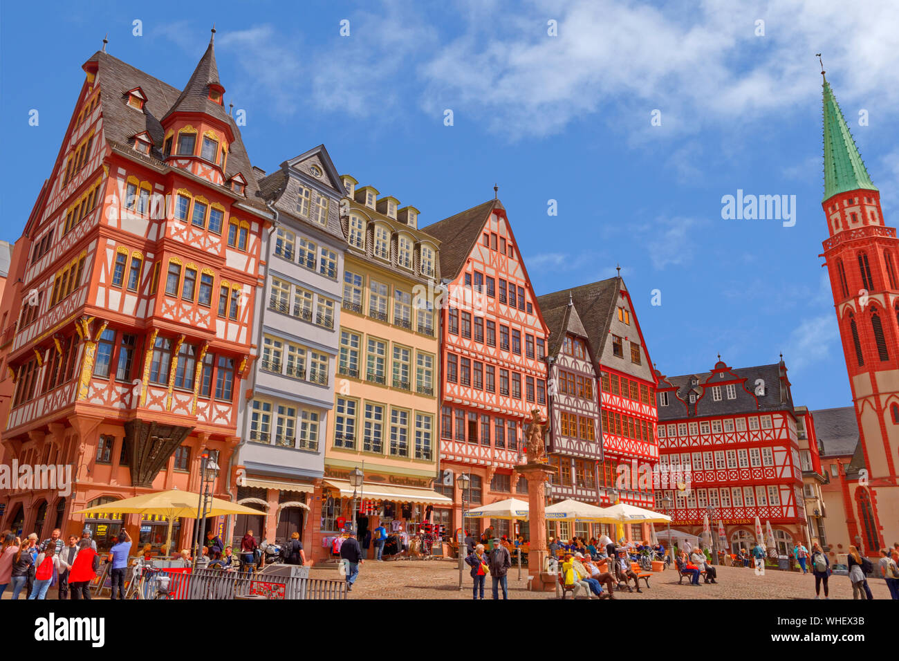 La metà degli edifici con travi di legno sul Römerberg nella città vecchia di Francoforte am Main, Hesse, Germania. Foto Stock